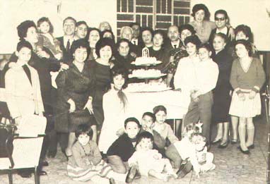Tutta la famiglia Ambra al completo. Io sono a finco alla torna, con il foulard al collo. Alle mie spalle la nomma materna